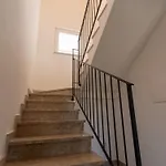 Rupes House روشيلا لونيكا
