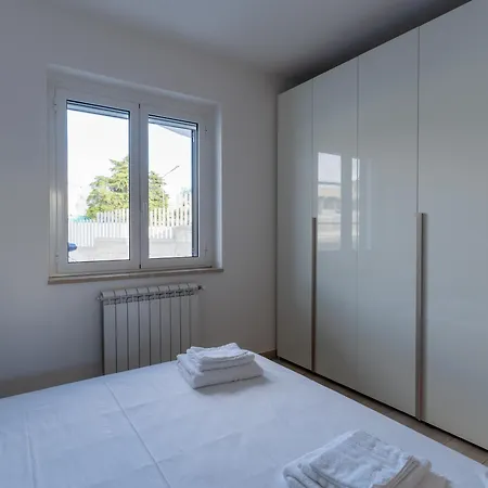 Rupes House روشيلا لونيكا